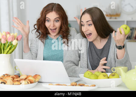 Deux jeunes femmes à l'aide d'ordinateur portable Banque D'Images