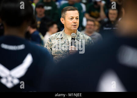 Le colonel Bradley McDonald, 88e Escadre, Base de l'air s'adresse à la foule à la mi-temps d'un Wright State University men's basketball game 26 janvier 2018, dans le centre de Nutter, Fairborn, Ohio avant de prononcer le serment de l'enrôlement de nouveaux aviateurs se joindre à la U.S. Air Force. En plus de la cérémonie de la mi-temps, les membres de l'US Air Force Band de vol et autres Wright Patterson Air Force Base aviateurs canadiens ont pris part à des activités arborant dans le cadre de la soirée de reconnaissance de l'école. (U.S. Air Force Banque D'Images