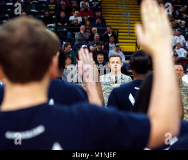 Le colonel Bradley McDonald, 88e Escadre, Base aérienne fait prêter le serment de l'enrôlement de nouveaux aviateurs se joindre à l'Armée de l'air américaine pendant la mi-temps d'un Wright State University men's basketball game 26 janvier 2018, dans le centre de Nutter, Fairborn, Ohio. En plus de la cérémonie de la mi-temps, les membres de l'US Air Force Band de vol et autres Wright Patterson Air Force Base aviateurs canadiens ont pris part à des activités arborant dans le cadre de la soirée de reconnaissance de l'école. (U.S. Air Force Banque D'Images