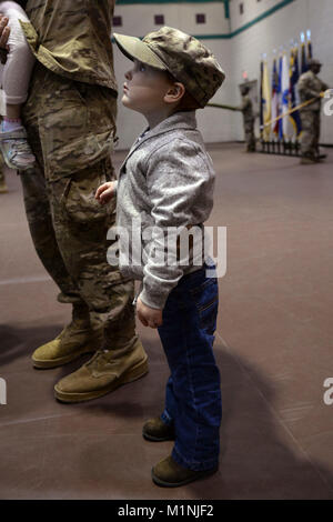 Alex, 3 ans, fils de l'armée américaine slt Juraj Bedi, 612e contrôle des déplacements à l'équipe, 53e bataillon, de contrôle des mouvements de Transport 7e Brigade (agent de contrôle des mouvements du corps expéditionnaire), porte son père hat pendant un déploiement cérémonie à Joint Base Langley-Eustis, en Virginie, le 26 janvier 2018. Les membres de la famille se sont réunis pour faire leurs adieux aux membres du 612e MCT avant leur déploiement à l'appui de l'opération Atlantic résoudre. (U.S. Air Force Banque D'Images