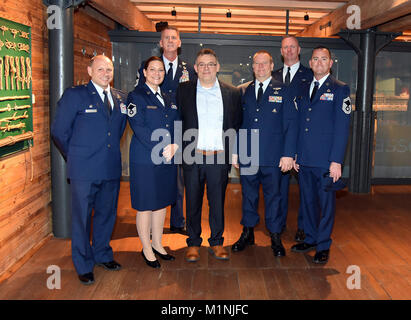 Karl Heinz-Meer Jr., centre, un marin allemand, pose avec Réserver Citizen aviateurs du 920e Escadre de sauvetage Le 26 janvier 2018 au Musée maritime allemand, Hambourg, Allemagne. La 920e Escadre de sauvetage a reçu la médaille d'honneur du Ruban pour des missions de sauvetage en mer dans l'or par l'allemand Service de recherche et de sauvetage maritime pour leur sauvetage d'Heinz-Meer et son père après leur bateau a pris feu à environ 500 milles marins au large de la côte est du cap Canaveral, en Floride, le 7 juillet 2017. (U.S. Air Force Banque D'Images