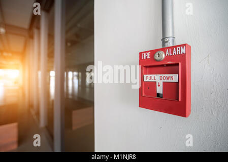 Alarme incendie rouge monté sur le mur de crack Banque D'Images