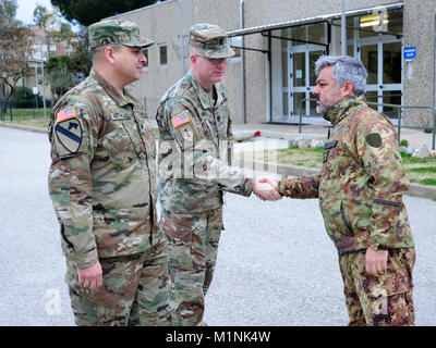 (De gauche)U.S. Le Lieutenant-colonel de l'armée B. Ismael Natividad, activité de soutien à la formation de l'Europe (TSAE) Directeur, et le Sgt. Le major Anthony R. Valdez, 7 l'instruction de l'Armée de la commande G-3 Le Sergent Major salue le Colonel Marco Becherini, Folgore (ABN) Centre de formation, le commandant de brigade pendant la visite à Lustrissimi TSAE Directeur Secteur d'entraînement, Livorno, Italie, Mai 30, 2018.( Banque D'Images