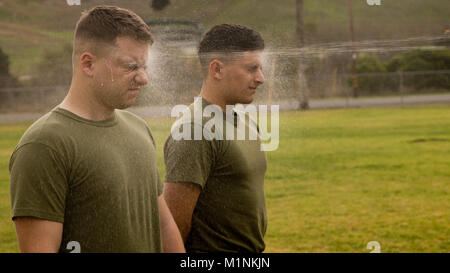 Circuit du Corps des Marines des États-Unis. Nathaniel Yodock, 20, (à gauche) à partir de Detroit, Michigan, et lance le Cpl. Omar Pimentel, (droit), 19 de Tucson, Arizona, Champ de tir de l'artillerie de marine, avec batterie F, 2e Bataillon, 11e Régiment de Marines, 1 Division de marines, sont pulvérisés avec de l'aérosol capsique pendant un cours sur les armes non létales Camp Pendleton, en Californie, le 30 janvier 2018. F Batterie procède à l'instruction préalable au déploiement d'évaluer l'état de préparation de la mission de l'unité avant leur déploiement imminent d'une Marine Expeditionary Unit. (U.S. Marine Corps Banque D'Images