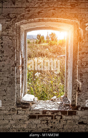Vue depuis une fenêtre d'un vieux trou maison abandonnée en ruine. Banque D'Images