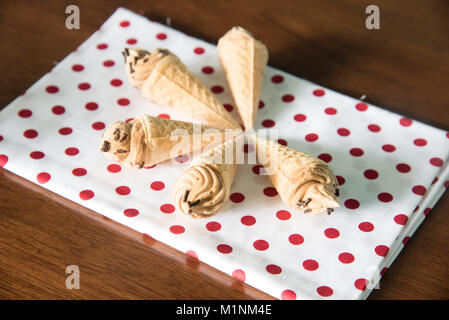 Café Crème glacée Mini conique dans le mouchoir blanc et rouge Banque D'Images