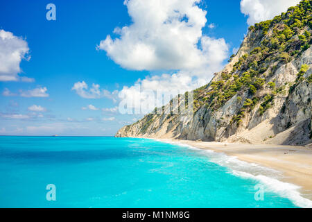 Plage de l'île de Lefkada, Egremni, Grèce. Grande et longue plage aux eaux turquoises de l'île de Lefkada en Grèce Banque D'Images