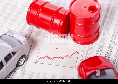 Diagramme avec une courbe ascendante entouré par les voitures et les barils de pétrole. Dans le monde d'utilisation | Banque D'Images