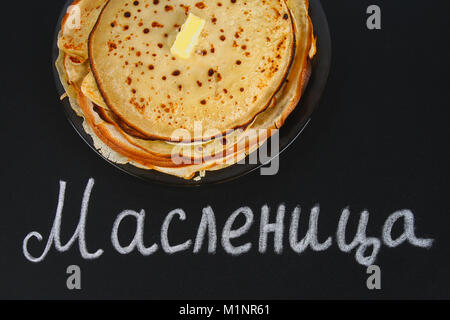 L'inscription sur le tableau en russe : Maslenitsa. Crêpes Russes ou Ukrainiennes traditionnelles. Des plats traditionnels sur le Carnaval de vacances Maslenit Banque D'Images