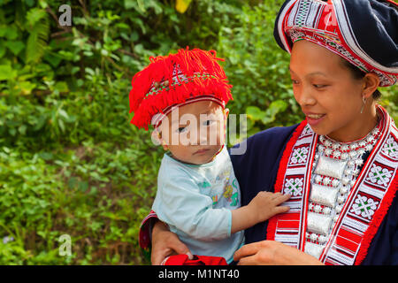 La mère et l'enfant de la Dao rouge les minorités ethniques (DAO), à Hoang Su Phi, Ha Giang province, dans le nord-ouest du Vietnam. Banque D'Images