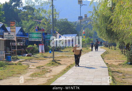 Les visiteurs à l'Fhewa lake waterfront park à Pokhara au Népal. Banque D'Images