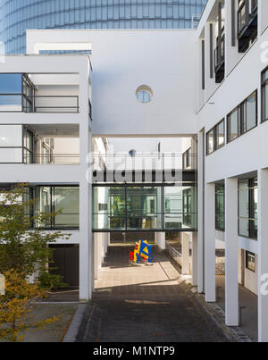 Bonn, Regierungsviertel (Bundesviertel, Parlamentsviertel), 'Schürmann-Bau, Sitz des animatrices ''Deutsche Welle'', im Hintergrund der Posttower' Banque D'Images