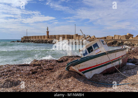 Bateaux sur la plage à gauche après les débarquements d'immigrés illégaux dans la région de Torre Salsa Banque D'Images