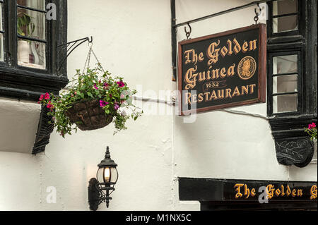 LOOE, CORNWALL - 06 JUIN 2009 : panneaux devant le restaurant Golden Guinée Banque D'Images