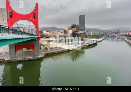 Guggenheim Museum, Bilbao, - le 24 avril, 2015 : Musée Guggenheim représente une ère nouvelle pour l'industrie fondée auparavant dans la ville de Bilbao Banque D'Images