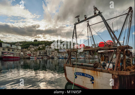 LOOE, CORNWALL - 06 JUIN 2009 : East Looe vu de l'autre côté du port avec chalutier en premier plan Banque D'Images