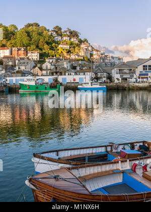 LOOE, CORNWALL - 06 JUIN 2009 : East Looe vu de l'autre côté du port avec des dinghies en premier plan Banque D'Images