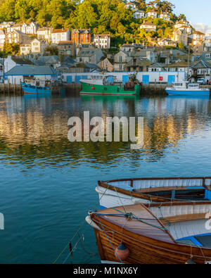 LOOE, CORNWALL - 06 JUIN 2009 : East Looe vu de l'autre côté du port avec des dinghies en premier plan Banque D'Images