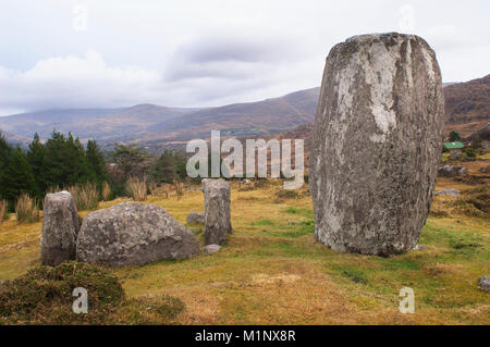 Le cercle de pierres anciennes à Cashelkeelty sur la péninsule de Beara, comté de Kerry, Irlande - John Gollop Banque D'Images