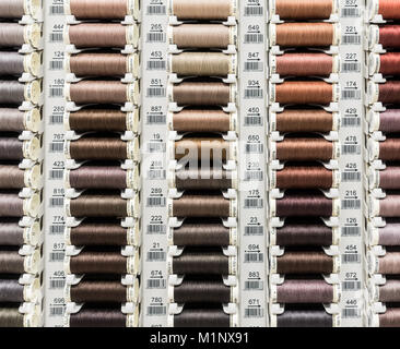 Bobines de coton de couleur boutique mercerie displal. Banque D'Images