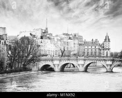 Pont Neuf dans le centre de Paris, France. Le Pont Neuf est le plus ancien pont sur la Seine à Paris. Noir et blanc. bruit ajouté Banque D'Images