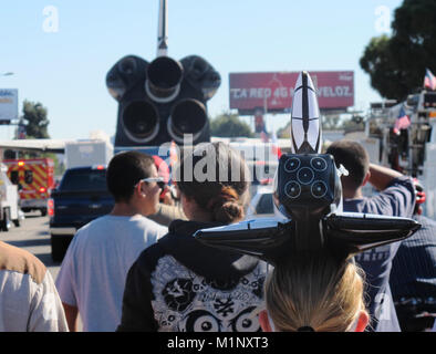 Los Angeles, CA - 13 octobre 2012 : une fille porte un chapeau en forme de navette spatiale de la NASA navette Endeavour comme l'est déplacé vers le bas dans les rues de la ville, à sa dernière demeure. Banque D'Images