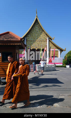 Jeunes moines laissant Wat Chedi Luang, Chiang Mai, Thaïlande. Pas de monsieur ou PR Banque D'Images