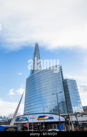 Propriété commerciale : le tesson, établissement emblématique hôtel moderne et immeuble de bureaux, quartier de London Bridge, Londres, plus haut gratte-ciel du Southwark, SE1 Banque D'Images