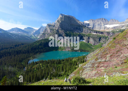 Été magnifique paysage alpin avec lac et montagne dans le parc national des Glaciers Banque D'Images