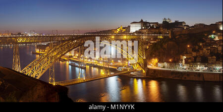 Ponte Dom Luis I Pont sur le fleuve Douro à Porto Ribeira, classé au Patrimoine Mondial de l'UNESCO, Porto (Porto), Portugal, Europe Banque D'Images