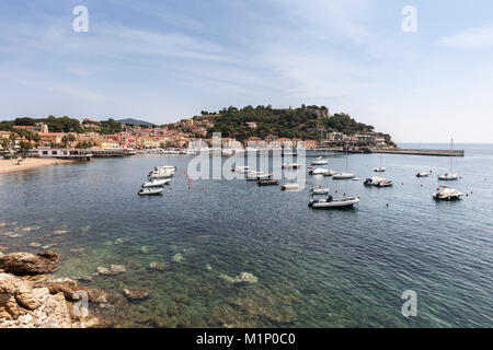 Bateaux amarrés dans le port, Porto Azzurro, Ile d'Elbe, province de Livourne, Toscane, Italie, Europe Banque D'Images