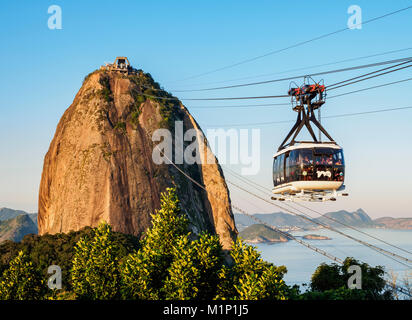 Le téléphérique de la montagne Sugarloaf, Rio de Janeiro, Brésil, Amérique du Sud Banque D'Images