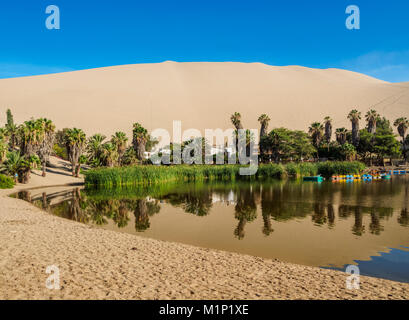 Oasis Huacachina et Lake, région de l'Ica, Pérou, Amérique du Sud Banque D'Images