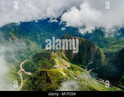 Ruines de Machu Picchu vu de la montagne de Machu Picchu, Site du patrimoine mondial de l'Unesco, région de Cuzco, Pérou, Amérique du Sud Banque D'Images