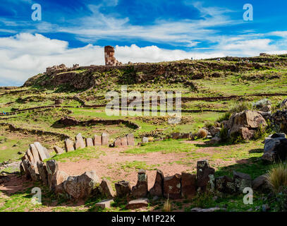 Dans le cercle de pierre et Chullpa Sillustani, région de Puno, Pérou, Amérique du Sud Banque D'Images