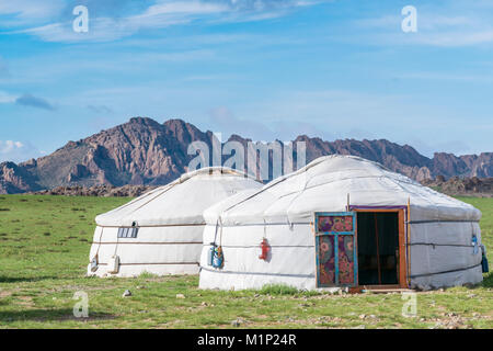 Gers Mongols et les montagnes en arrière-plan, au milieu de la province de Gobi, la Mongolie, l'Asie centrale, d'Asie Banque D'Images