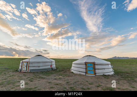 Nomade mongol gers traditionnels et nuages dans le ciel, au milieu de la province de Gobi, la Mongolie, l'Asie centrale, d'Asie Banque D'Images