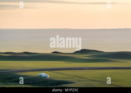 Camp de nomades et de collines, Bayandalai district, province sud de Gobi, la Mongolie, l'Asie centrale, d'Asie Banque D'Images