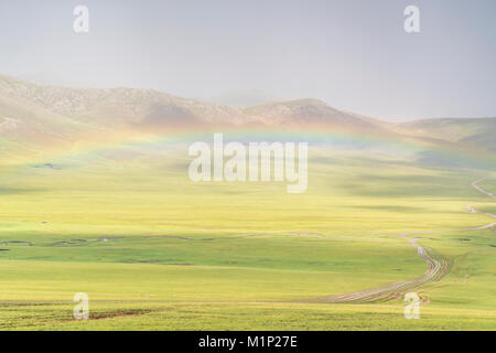 Arc-en-ciel sur la steppe mongole, Mongolie, province, Övörkhangaï Asie centrale, Asie Banque D'Images