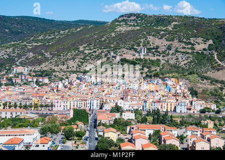 Donnent sur la ville de Bosa, Sardaigne, Italie Banque D'Images