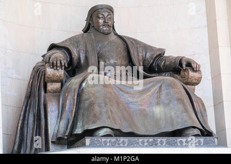 Gengis Khan statue au Palais du Gouvernement, Ulan Bator, Mongolie, Asie centrale, Asie Banque D'Images