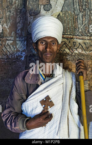 Prêtre orthodoxe de l'abuna Yemata Guh church rock,Gheralta,Région,Tigré Ethiopie Banque D'Images