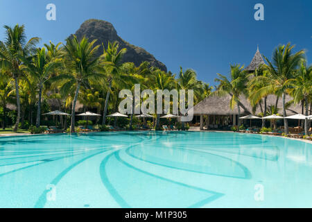 Piscine de l'hôtel Beachcomber Dinarobin,à l'arrière sur la montagne Le Morne Brabant, Le Morne peninsula,Black,l'Ile Maurice Banque D'Images