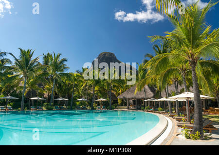 Piscine de l'hôtel Beachcomber Dinarobin,à l'arrière sur la montagne Le Morne Brabant, Le Morne peninsula,Black,l'Ile Maurice Banque D'Images