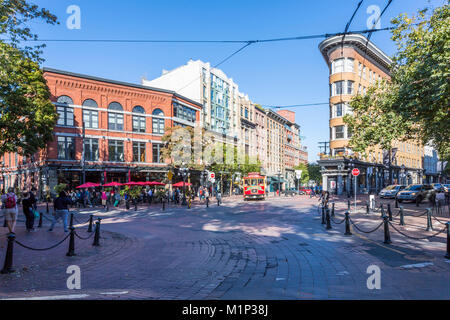 L'architecture, trolleybus et café-bar en érable Square dans Gastown, Vancouver, British Columbia, Canada, Amérique du Nord Banque D'Images