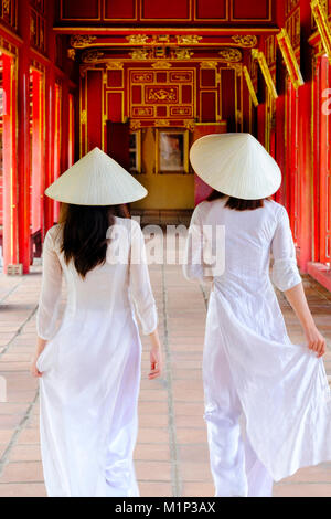Deux femmes vietnamiennes traditionnelles robes en ao Dai et non la chapeaux dans la Cité pourpre interdite de Thua Thien Hue, Hue, Vietnam, l'Indochine, l'Asie Banque D'Images