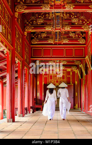 Deux femmes en robe traditionnelle Ao Dai et non la chapeaux coniques dans la Cité pourpre interdite de Hue, l'UNESCO, Thua Thien Hue, Vietnam, l'Indochine, l'Asie Banque D'Images