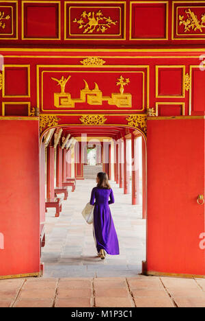 Une femme dans une robe traditionnelle Ao Dai dans la Cité pourpre interdite de Hue, l'UNESCO, Thua Thien Hue, Vietnam, Indochine, Asie du Sud-Est, l'Asie Banque D'Images