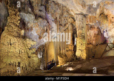 L'éclairage d'intérieur de Paradise Cave dans la région de Phong Nha Ke Bang National Park, Quang Binh, au Vietnam, en Indochine, en Asie du Sud-Est, l'Asie Banque D'Images