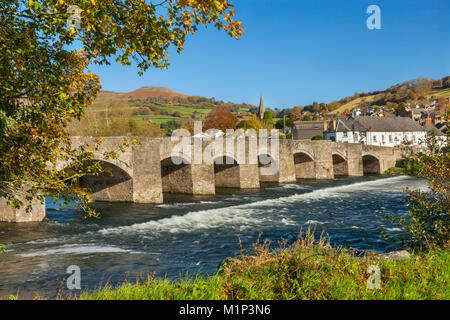 Pont sur la rivière Usk, Crickhowell, Powys, Brecon, Wales, Royaume-Uni, Europe Banque D'Images